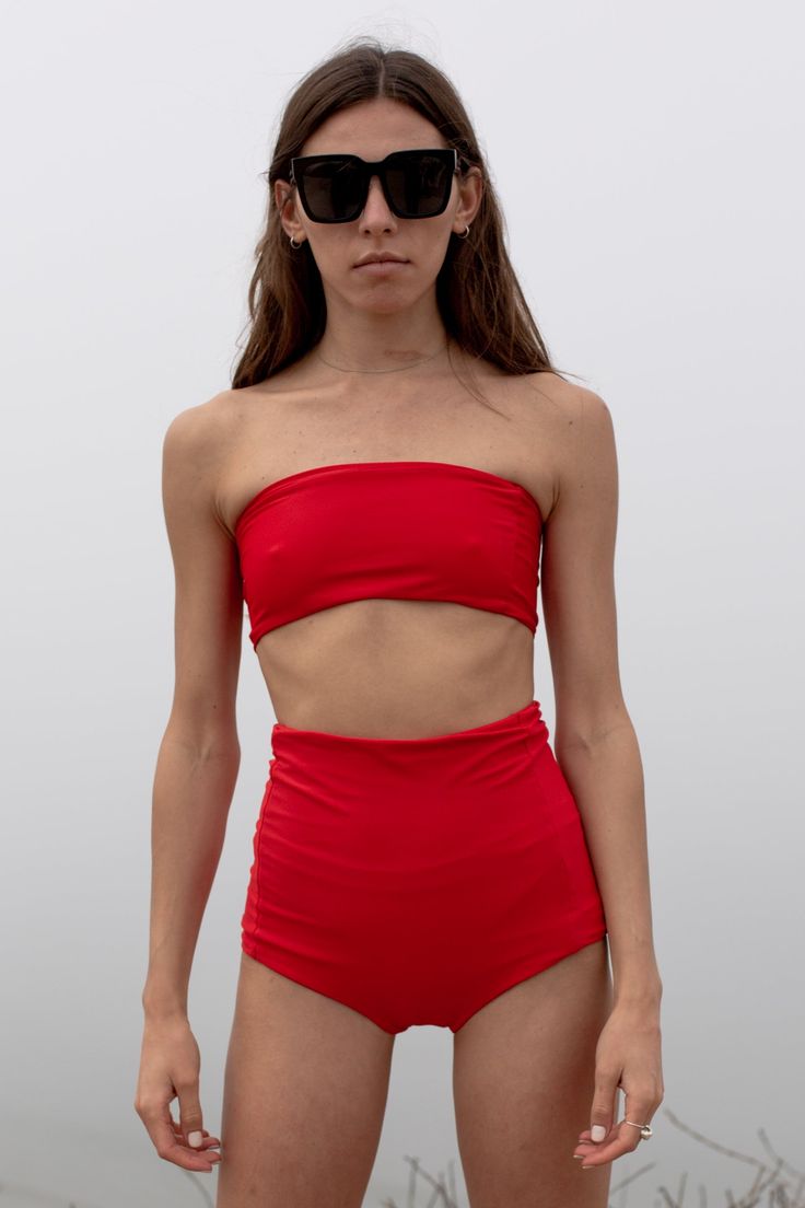 Le bikini VICENT est composé d'un luxueux tricot Nylon-Spandex. Les bandeaux à enfiler comportent des élastiques aux ourlets. Doublé en même tissu pour un confort ultime.

 Fabriqué en Californie



 Le mannequin mesure 5'10 et porte une taille S


 Tissu : Nylon-Spandex
 Doublure : Nylon-Spandex

 Entretien : Laver à la main à l'eau froide, Sécher à plat Bandeau Tankini For Swimming, Strapless Stretch Swimwear For Summer, Stretch Bandeau Seamless Tankini, Stretch Seamless Bandeau Tankini, Solid Bandeau Swimwear For Beachwear, Stretch Solid Color Tube Top For Beach Season, Stretch Tube Top For Beachwear, Stretch Tube Top For Pool Beachwear, Seamless Stretch Tube Top For Sunbathing