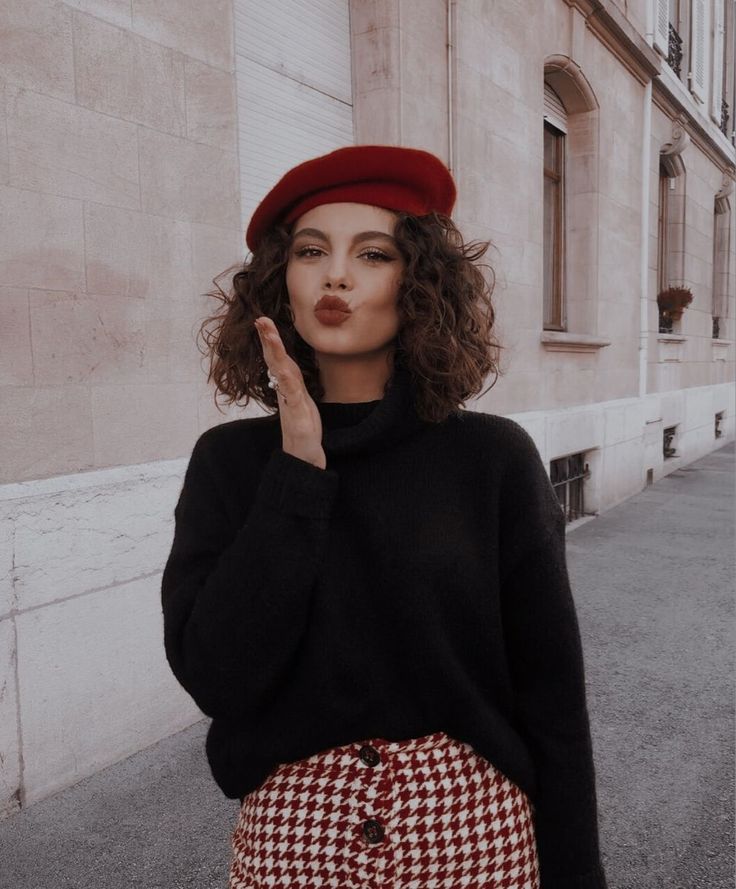 Red Beret Outfit, Outfit With Beret, Beret Outfits, Beret Outfit, Parisian Outfit, Beret Fashion, Red Beret, Moda Curvy, Moda Paris