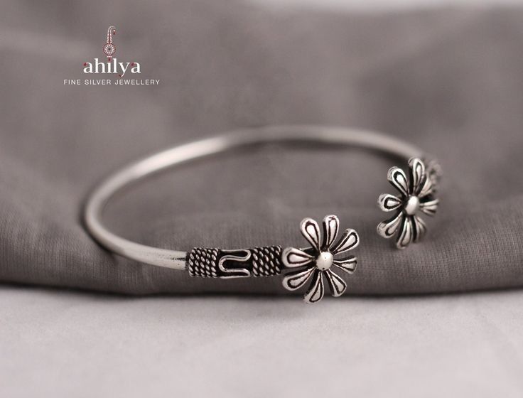 Designer Mens Bracelets, A Daisy Flower, Trendy Silver Jewelry, Silver Anklets Designs, Toe Ring Designs, Silver Bracelet Designs, Simple Silver Jewelry, Anklet Designs, Mens Bracelets