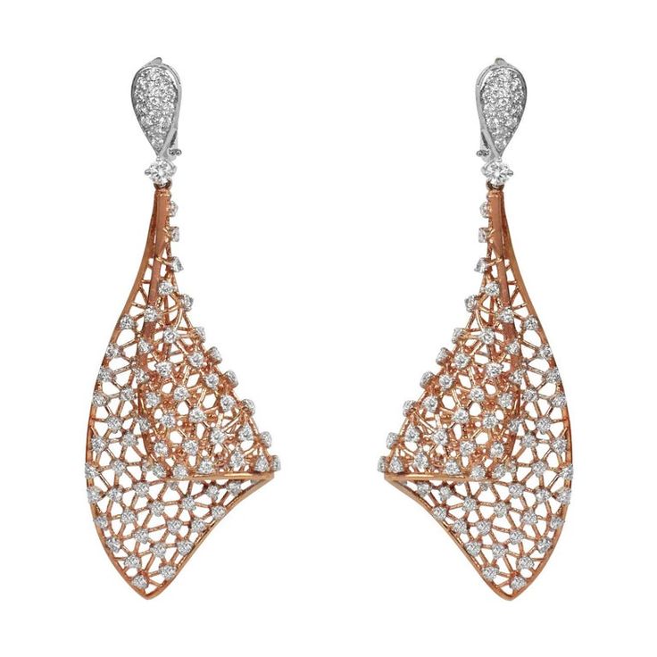 18Karat Gold Two Tone White Gold Rose Gold Dangle Diamond Fashion Earring An art nouveau masterpiece in 18K rose gold, perfectly reimagining in rose gold, the delicately crafted hand-woven flowing diamonds dangle earring. The hypnotically crafted earring for a subtle sense of movement gives your a class of elegance. Fine Jewelry Diamond Filigree Earrings, Yellow Gold Diamond Filigree Earrings, Luxury Gold Diamond Filigree Earrings, Luxury Filigree Diamond Earrings, Luxury White Diamond-cut Chandelier Earrings, Diamond Dangle Earrings, Diamond Fashion, Gorgeous Jewelry, Diamond Sizes