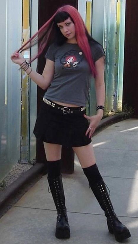 Summer Mall Goth Outfits, Mall Goth Inspo Outfits, Summer Emo Outfits 2000s, Goth Girls In The 90s, Mallgoth Outfits 90s, Mall Goth Summer Outfits, Mopey Goth Fashion, Mall Goth Fits, 2000s Goth Outfits