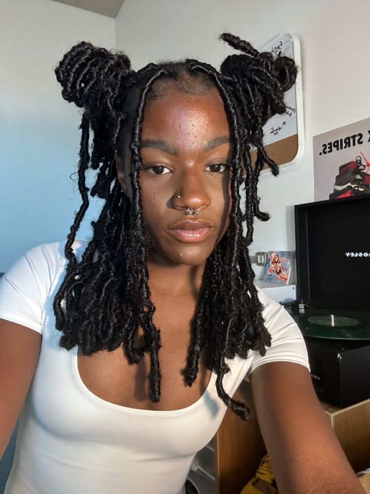 Locs Fake Hair, Mid Length Faux Locs Black Women, Medium Faux Locs Hairstyles, Short Fake Locs, Fake Locks Hairstyle, Locs Shoulder Length, Short Faux Locs Styles Shoulder Length, Fox Locks Hairstyles, Faux Locs Hairstyles For Women Short