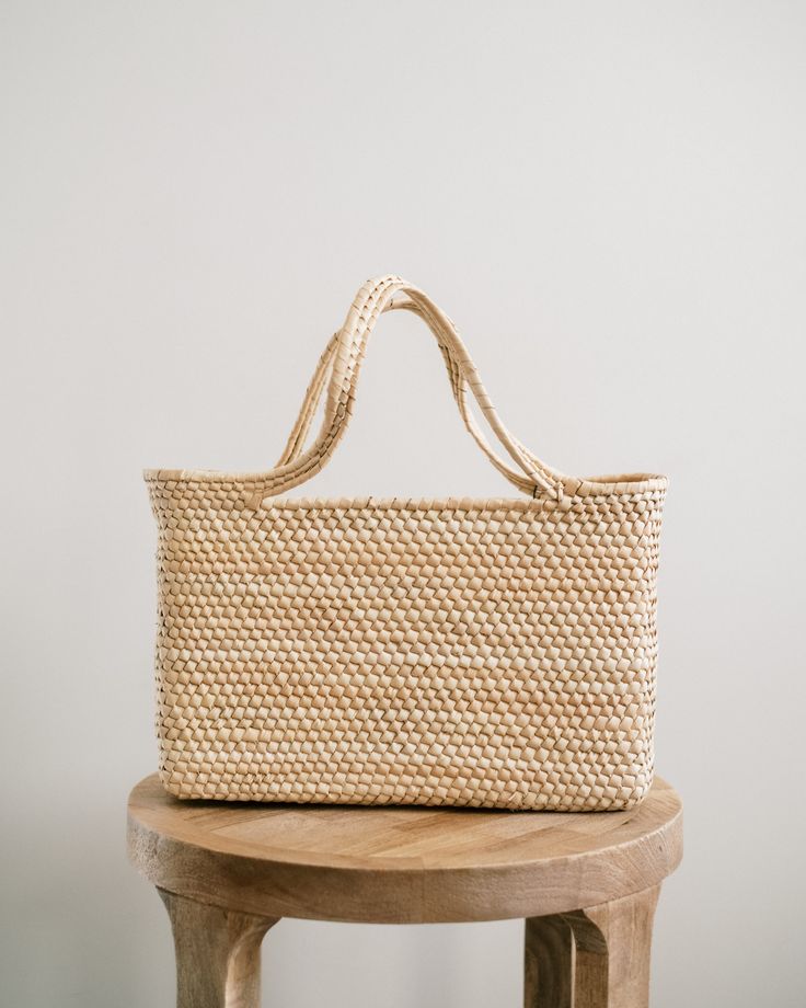 The Magnolia Straw Market Tote is lightweight and durable. This medium-size bag is perfect for a day at the beach, a trip to the market, or for everyday use. It's the ideal multi-purpose tote. These totes are individually hand-woven with sustainable palm leaves. Thoughtfully designed and ethically made by artisans in Guerrero, Mexico, in a fair trade environment. Each tote is unique and may vary in size, and color, and may have small imperfections. Hand-woven sustainable palm leaves Natural colo Magnolia Style, Market Basket Bag, Trendy Purses, Fall Trends Outfits, Market Basket, Straw Tote Bag, Market Baskets, Straw Bags, Felt Decorations