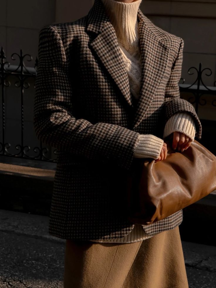 HOUNDSTOOTH WOOL BLAZER Blazer Outfits For Women, Dark Autumn, Houndstooth Jacket, Model Outfits, Houndstooth Blazer, Current Fashion Trends, Blazer Outfits, Tailored Jacket, College Fashion