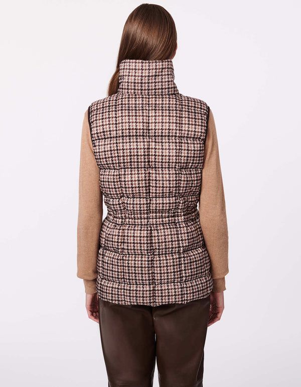 Include a countryside aesthetic to your winter wear looks with a houndstooth puffer vest. This lightweight silhouette is comfy but not bulky. View here. Countryside Aesthetic, Oversized Vest, Quilted Puffer Vest, Womens Puffer Vest, Houndstooth Pattern, Brown Plaid, Puffer Vest, Brown Fashion, Winter Wear