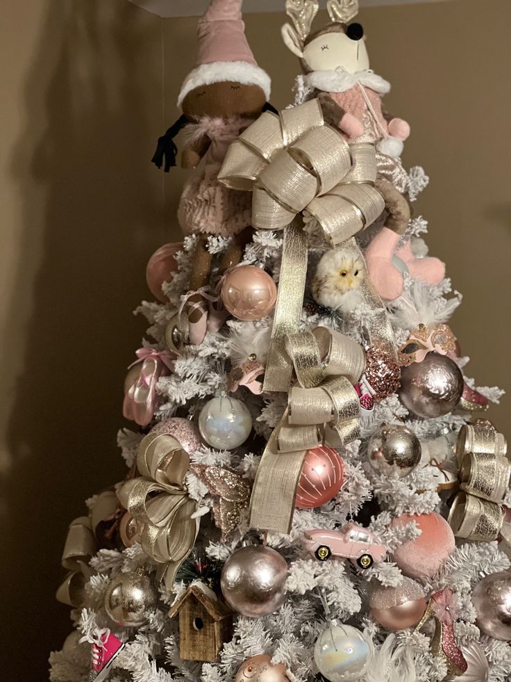 The ballerina and the reindeer was the inspiration of this tree. Champagne Tree, Christmas Tree Inspo, White Champagne, Pink Ballerina, Christmas Tree Decorations, Pink White, Christmas Wreaths, Champagne, Christmas Decorations