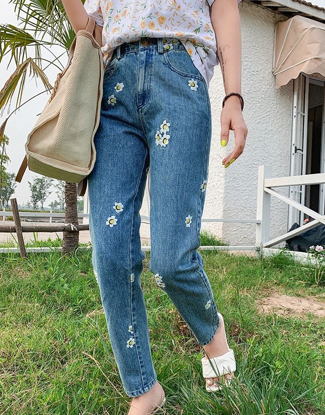 Blue Daisy Embroidered Jeans | Jennie - BlackPink | K-Fashion at Fashionchingu High Waist Embroidered Bottoms For Spring, Cute Summer Cotton Jeans, Cute Cotton Jeans For Summer, Cute High Waist Bottoms For Spring, Casual High Waist Jeans For Spring, Cute Fitted Spring Bottoms, Cute Fitted Bottoms For Spring, High Waist Floral Embroidered Jeans For Summer, Summer Cotton Jeans With Floral Embroidery