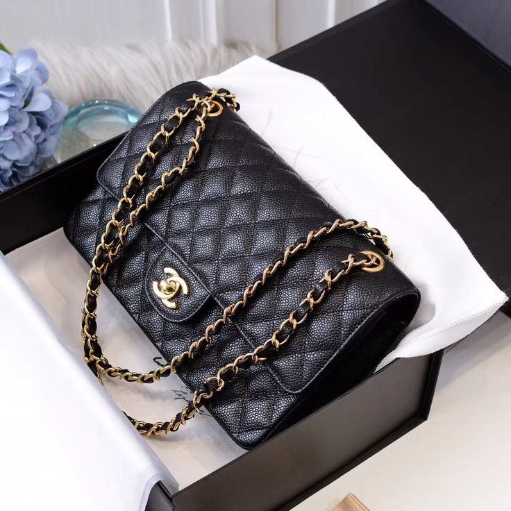 China Guangzhou, Chanel Bag Classic, Beach Food, Chanel Classic Flap Bag, Street Style Bags, London Bags, Bag Obsession, Chanel Flap Bag, Classic Flap Bag