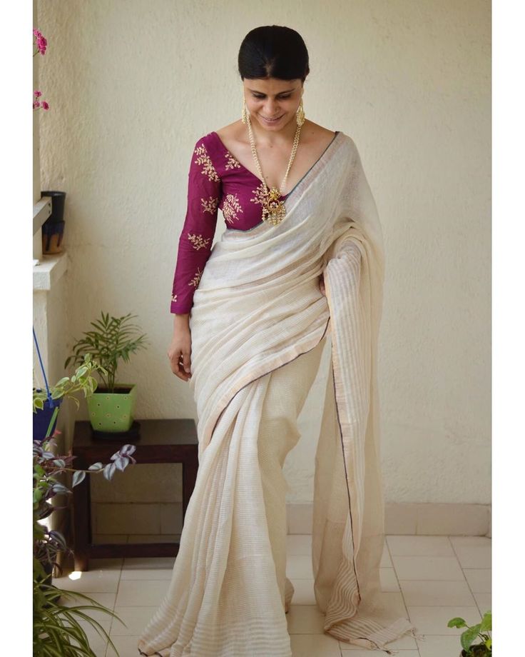 Instagrammers Style White Sarees With Chic Blouses! • Keep Me Stylish Keep Me Stylish, Saree Blouse Styles, Indian Sari Dress, Saree Blouse Neck Designs, Sari Dress, Gaun Fashion, Sari Blouse Designs, Indian Saree Blouses Designs, Blouse Designs Indian