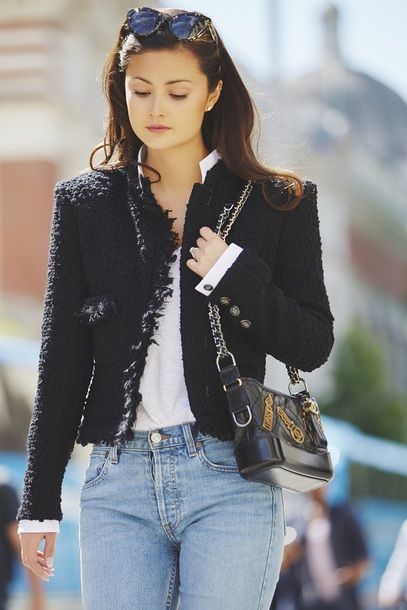 Find Out Where To Get The Bag Chanel Gabrielle Bag Outfit, Chanel Jacket Outfit, Tweed Jacket Outfit, Peony Lim, Chanel Style Jacket, Chanel Tweed Jacket, Look Office, Stil Boho, Chanel Jacket