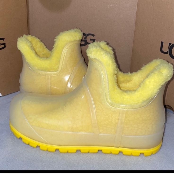 Ugg Raincloud Clear Size-9 Yellow Come With Box Ugg Waterproof Boots, Ugh Boots, Waterproof Uggs, Grey Ugg Boots, Ugg Booties, Black Moto Boots, Ugg Tasman Slippers, Short Black Boots, Ugg Classic Ultra Mini