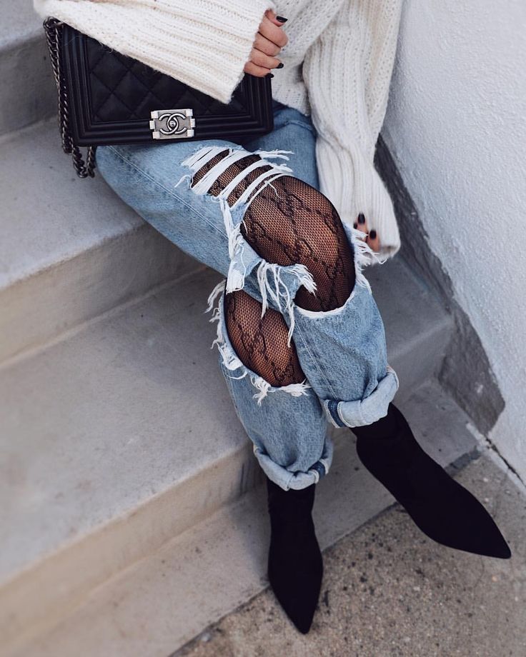 Gucci tights | ripped denim jeans | chanel boy bag #gucci #chanel #rippedjeans Gucci Tights Outfit, Tights Under Jeans, Ripped Jeans Look, Gucci Tights, Look Jean, Denim Jeans Ripped, Ripped Mom Jeans, Pastel Outfit, Lace Tights