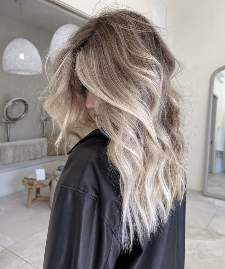 Cool Fall Blonde Hair Color, Platinum Blonde With Root Melt, No Dimension Blonde, Blonde With Shadow Roots And Money Piece, Balayage Hair Blonde With Money Piece, Smudge Root Blonde, Dark Roots To Blonde, Blonde With Shadow Root, Dark Roots Blonde Hair Balayage