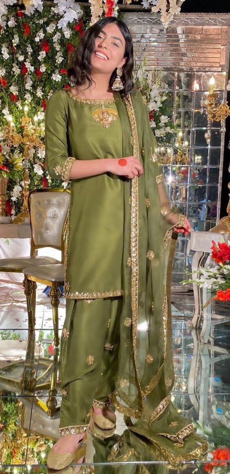 Mehendi Dress Ideas For Sisters, Indian Mehendi Outfits Sisters, Mehndi Outfit Simple, Mehendi Outfits Sisters Green, Valima Dress Pakistani Sister, Mehendi Outfit Ideas, Shadi Mubarak, Mehendi Dresses, Mehendi Dress