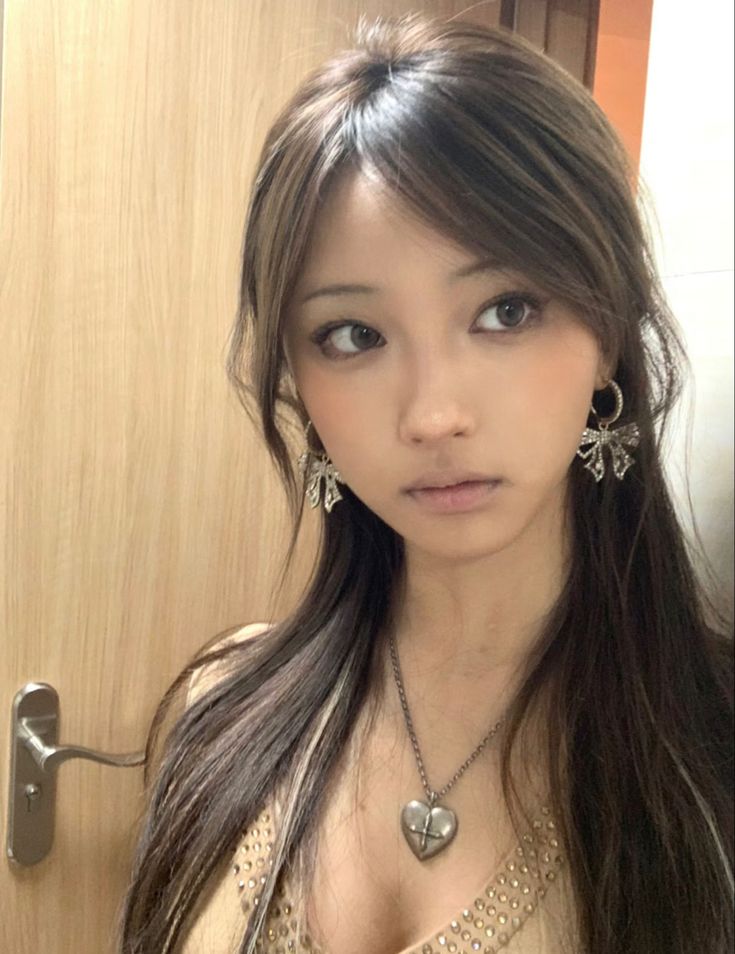 Igari Haircut, Y2k Asian Hairstyles, Asian Y2k Makeup, Y2k Side Part, Gyaru Brown Hair, 2000s Japanese Makeup, 2000s Japanese Haircut, 90s Japanese Makeup, 2000s Makeup Asian