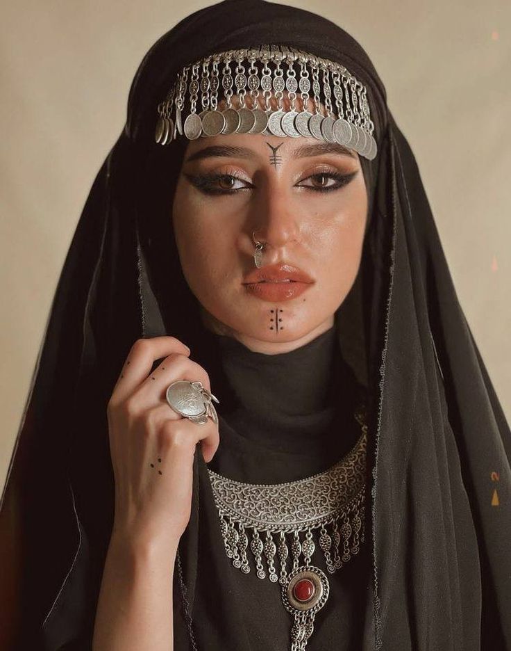 Yemen Women, Berber Tattoo, Jagua Henna, Persian Women, Afghani Clothes, Arabic Makeup, Culture Day, Arabian Women, Ronaldo Cr7