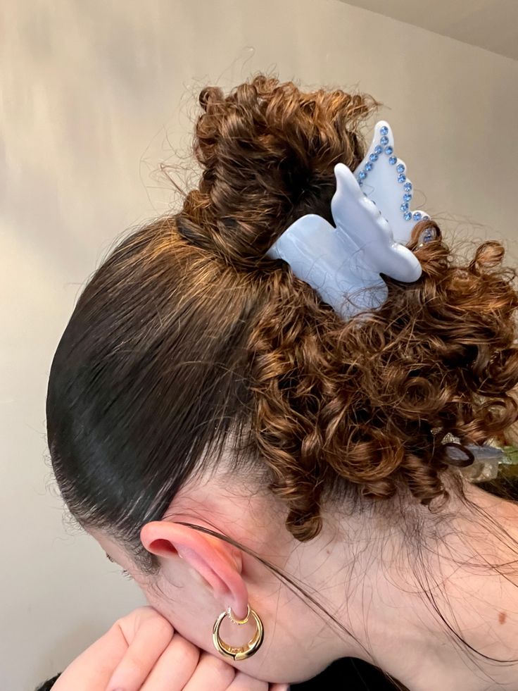 Curly hair style ideas Curly Updo Aesthetic, Curly Hairstyles With Barrettes, Hair Claws Hairstyles Curly Hair, Short Curly Hair Bun, Curly Claw Clip Hairstyles, Hairstyles With Barrettes, Aesthetic Hair Clips, Chloe Core, Curly Hairstyle Ideas