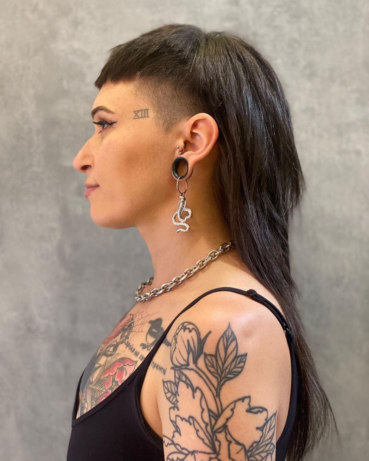 Mullet hairdos for women are slowly yet surely coming back to fashion! Have you ever thought about rocking a mullet? If not, now is the right time to ... Short Hairstyling, Short Fringe Bangs, Queer Haircut, Queer Hair, Blonde Moments, Mullet Haircut, Woman Shaving, Punk Hair, Short Fringe