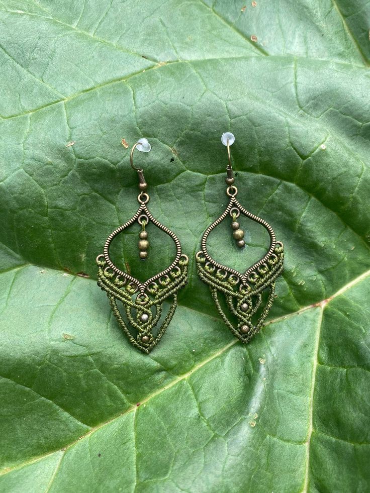 Macramé earrings bronze frame with green. The earring hooks are fitted with stoppers. Earrings Bronze, Bronze Frame, Macrame Earrings, Earring Hooks, The Netherlands, Jewelry Earrings Dangle, Netherlands, Macrame, Dangle Drop Earrings