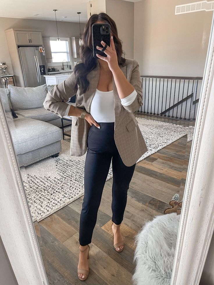 Branding Outfits, Oversized Blazer Outfit, Work Attire Women, Interview Outfits Women, Interview Attire, Business Professional Outfits, Fashionable Work Outfit, Office Casual Outfit, Professional Outfits Women