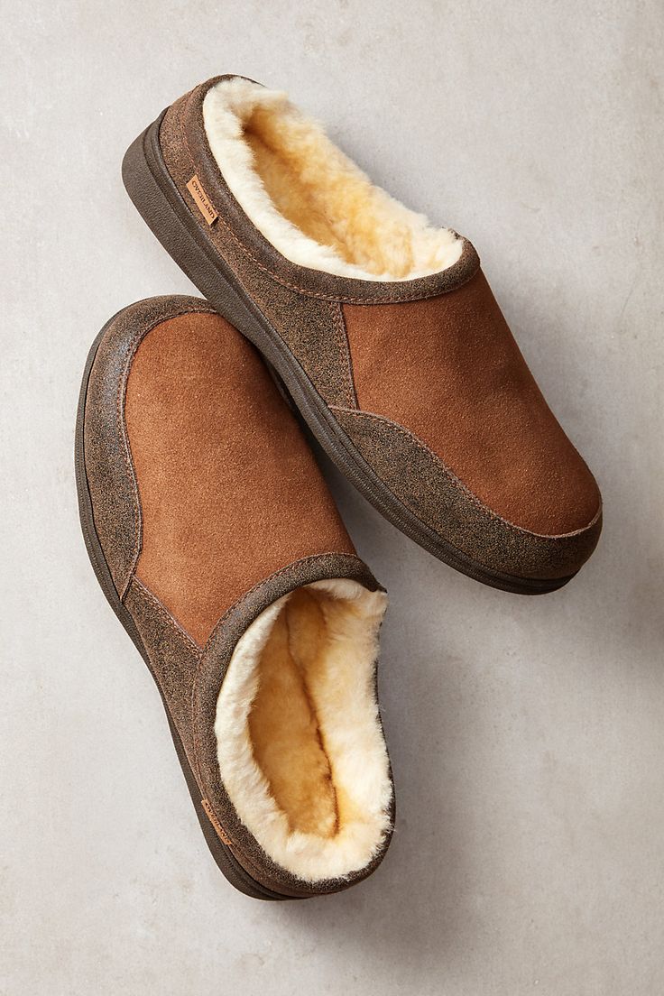 Start the day off on the right foot as you step into the Grayson suede mule. This easy-on, low-back slide features a genuine Australian Merino sheepskin upper and insole, with a great-looking suede finish exterior and supreme softness inside. Contrasting sueded cow-leather trim offers handsome definition, elastic side gore makes for an easy fit, and a three-layer midsole offers durability and the kind of comfort you're bound to get hooked on. Plus, when it comes to premium sheepskin, being natur Handsome Definition, Slippers With Arch Support, Indoor Outdoor Slippers, Promo Gifts, Sheepskin Slippers, Outdoor Slippers, Sheepskin Coat, Suede Mules, Moccasins Slippers