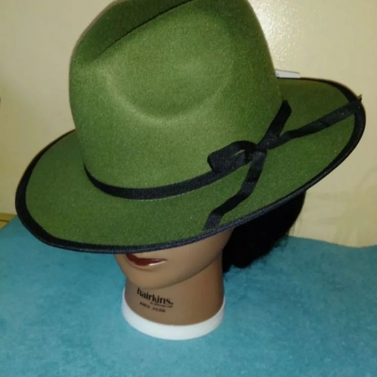 Beautiful And New Hat Green Hat Bands For Kentucky Derby, Casual Green Felt Hat With Short Brim, Green Short Brim Felt Hat Casual, Casual Green Short Brim Felt Hat, Adjustable Green Hats For Fall, Green Short Brim Felt Hat For Summer, Adjustable Green Felt Hat For Summer, Casual Green Felt Hat For Spring, Summer Green Felt Hat With Short Brim