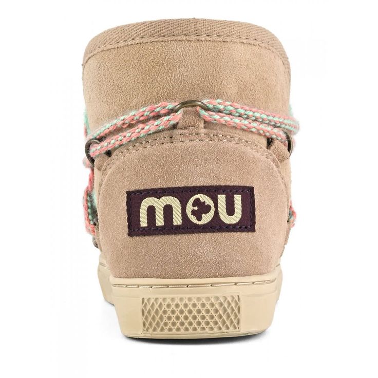 modello sneakers, realizzato a mano con cuciture in lana all'uncinetto distintive di mou, morbida pelle di montone double face e una suola resistente e comoda. Beige Suede High-top Sneakers With Rubber Sole, Casual Beige Suede High-top Sneakers, Beige Suede High-top Sneakers With Round Toe, Casual Sheepskin Boots With Rubber Sole, Brown Sneakers With Woven Sole And Round Toe, Winter Lace-up Sneakers With Leather Sole, Casual Lace-up Sheepskin Boots, Brown Winter Sneakers With Textured Sole, Casual Cream Boots With Rubber Sole