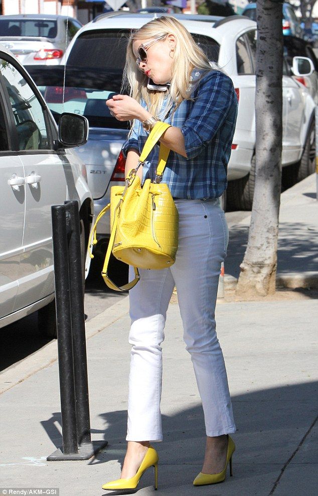 Yellow Bags Outfits, Mustard Yellow Bag Outfit, Yellow Pumps Outfit, Navy Top Outfit, Yellow Bag Outfit, Yellow Shoes Outfit, Lv Noe, Healthy Green Juice, Mustard Bag