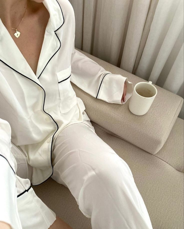 White Silk Pajamas, Cute Pyjama, Pajamas Aesthetic, Pijamas Women, Pyjama Satin, Cute Pjs, Silk Pajama Set, Cute Pajamas, Healthy Lifestyle Inspiration