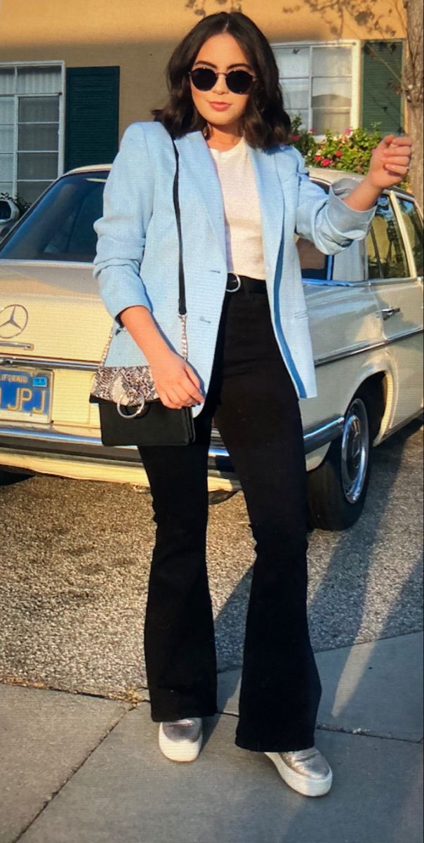 Jessica Neistadt Outfits, Flares Outfit Curvy, Flare Pants Office Outfit, Flare Jeans Blazer Outfit, Black Flare Pants Outfit Classy, Flare Jeans And Blazer Outfit, Outfit Con Flare Pants, Flare Pants Outfit Formal, Flare Pants Work Outfit