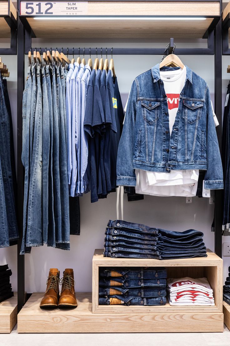 Denim Visual Merchandising Display, Denim Display, Visual Merchandising Fashion, Levis Store, Fashion Window Display, Clothing Store Interior, Levis Outfit, Clothing Store Design, Visual Merchandising Displays