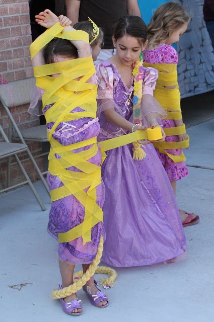 Tangled party games | we played a Tangled game where each girl got a partner and they had to tangle their partner in yellow crepe paper in the allotted time! The judges decided which girl was the most Tangled and then they switched and let the other partner get Tangled! Princess Birthday Party Games, Princess Party Games, Games Indoor, Tangled Birthday Party, Rapunzel Birthday Party, Super Princess, Tangled Birthday, Disney Princess Birthday Party, Rapunzel Party