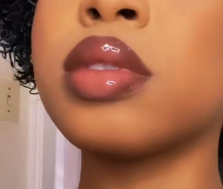 Lips No Cupid, Big Round Lips Aesthetic, Big Top Lip And Small Bottom Lip, Lip Claims For Dr Black, Round Lips Shape, Round Cupids Bow Lips Aesthetic, Pillow Lips Makeup Aesthetic, Big Pouty Lips, 2 Tone Lips