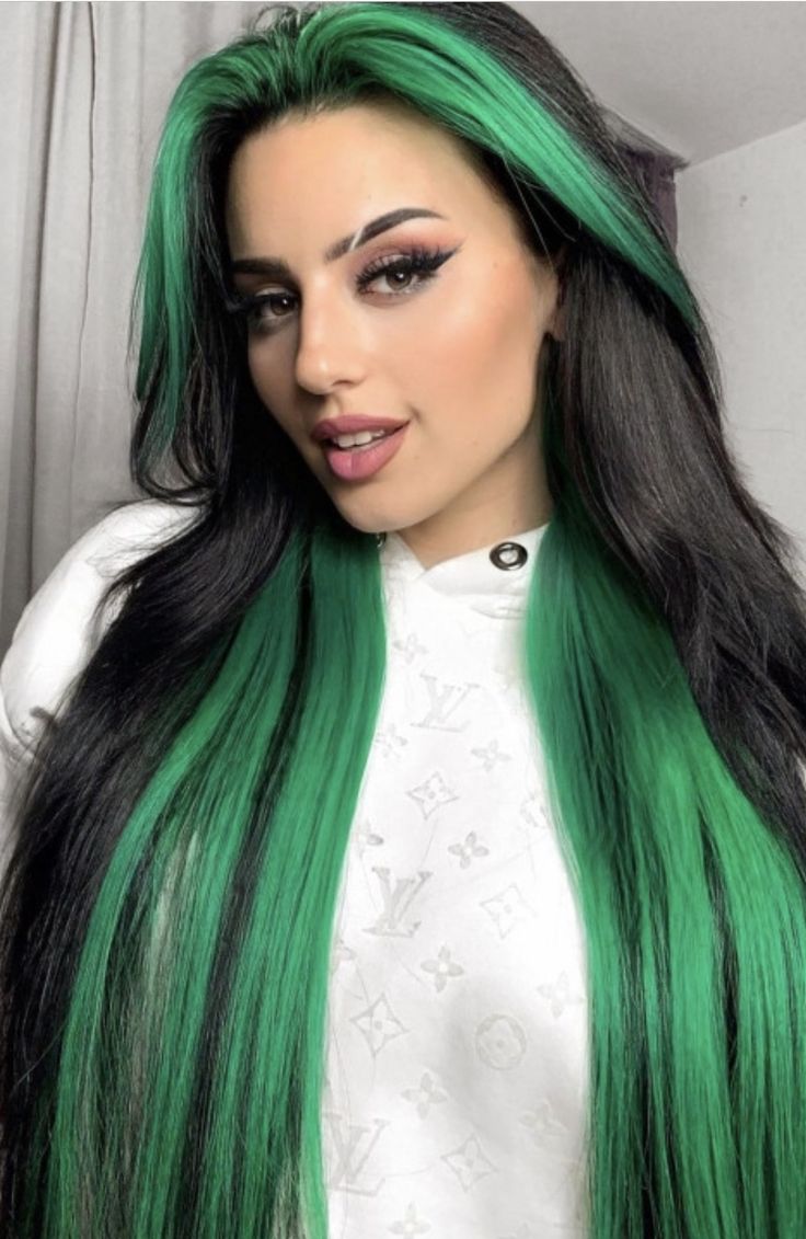 Hair Color Underneath, Pretty Hair Color, Peinados Fáciles Para Cabello Corto, Hair Dye Colors, Hair Inspiration Color, Hair Inspo Color, Hair Color For Black Hair, Hair Journey, Green Hair