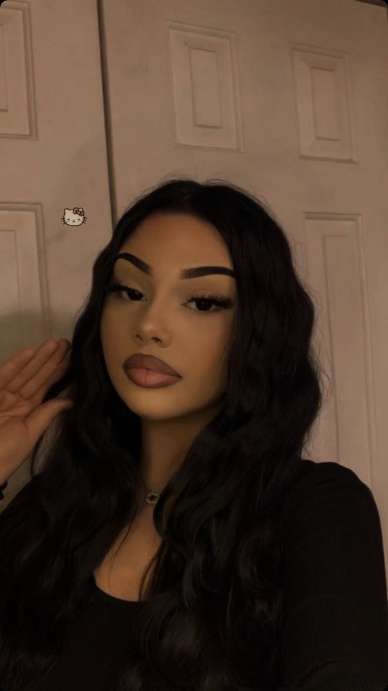 Gangsta Makeup, Makeup For School Pictures, White Girl Makeup Looks, Latino Makeup, Latina Make Up, Buchona Makeup, Insta Baddie Makeup, Makeup Looks Ideas, Mexican Makeup