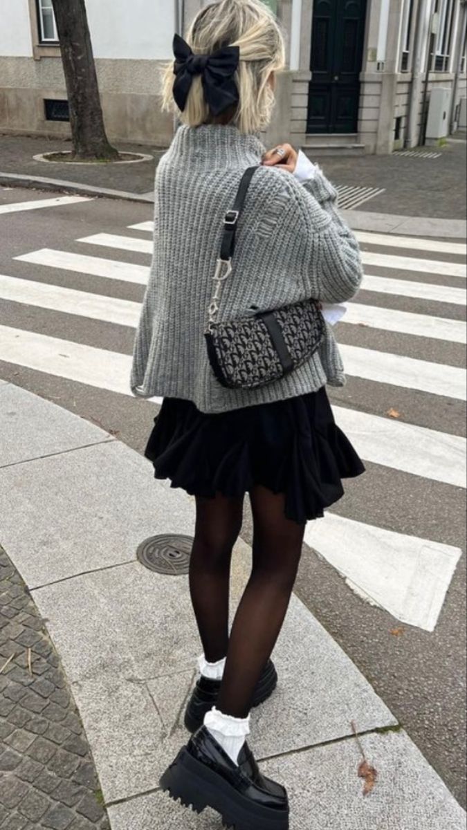 Fall Skirt Outfits, Fall Skirt, Skandinavian Fashion, Europe Outfits, Chique Outfits, Italy Outfits, Paris Outfits, Looks Street Style, Looks Chic