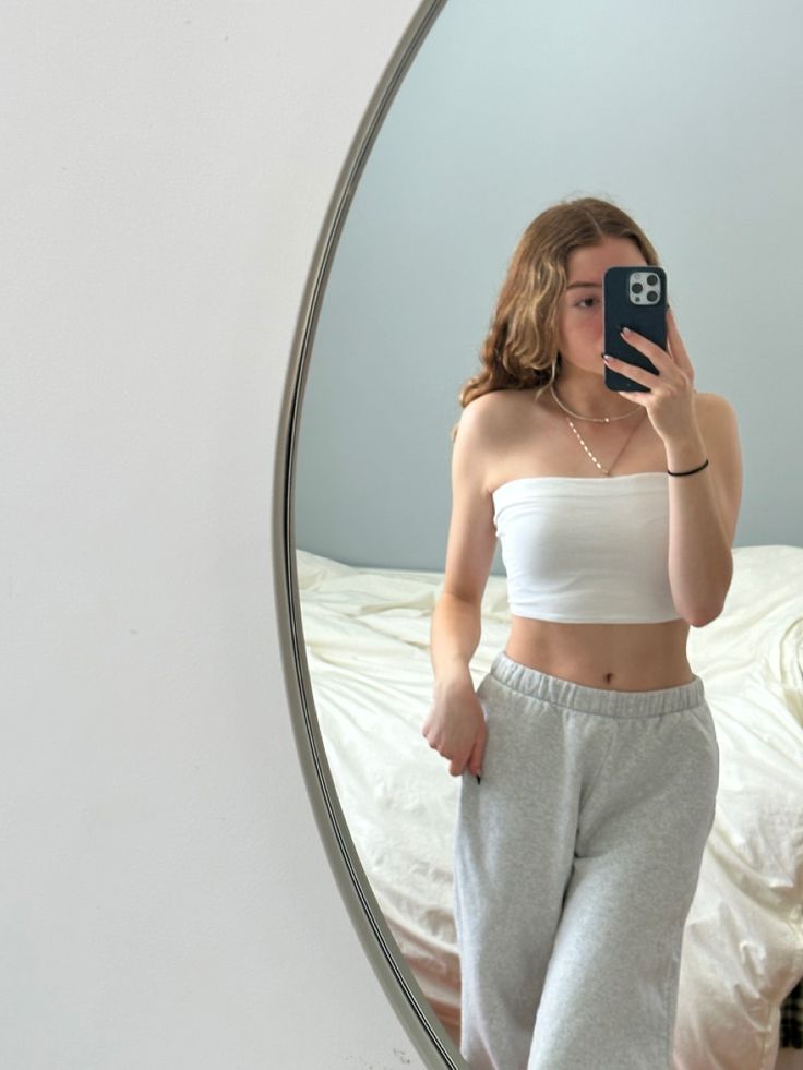 cozy outfit, sweatpants outfit, tube top outfit, comfy outfit Tube Top And Sweatpants Outfit, Baggy Sweatpants With Crop Top, Tube Top Sweatpants Outfit, Tanktop Sweatpants Outfit, Sweatpants Crop Top Outfits, Felicity Aesthetic, Sweatpants With Crop Top, Tube Top And Sweatpants, Black Tube Top Outfit