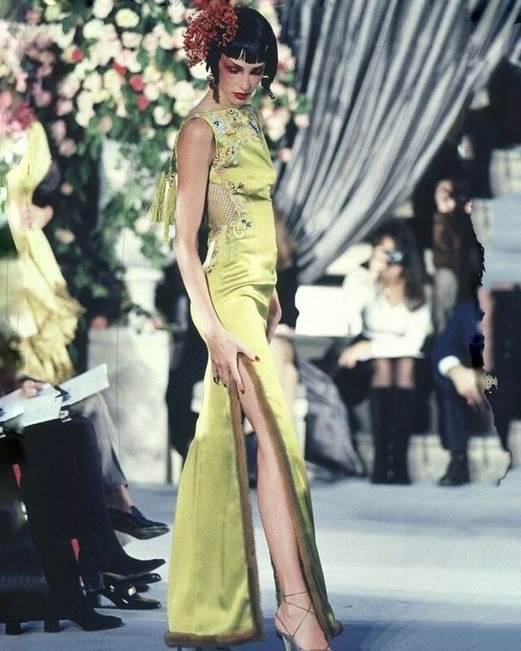 ika | Dior Haute Couture by John Galliano SS1997 Debbie Deitering wearing “Absinthe” embroidered silk satin Chinoiserie evening ensemble. This… | Instagram John Galliano Dior Haute Couture, Dior Couture Gowns, Galliano Dior, Dior Collection, 90s Runway Fashion, Runway Fashion Couture, Dior Dress, Fashion Moodboard, Christian Dior Haute Couture