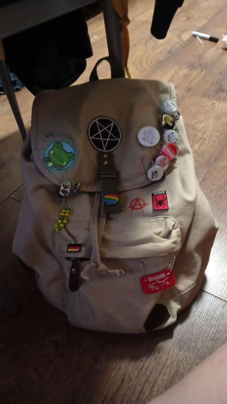 Cool Backpack Design, Backpack Inspo Pins, Pins On Backpack Aesthetic Grunge, Customized Backpack Ideas, Backpack With Pins And Patches, Backpack Pins And Patches Aesthetic, Bag With Pins And Patches, Backpack Ideas Aesthetic, Backpack With Pins Aesthetic