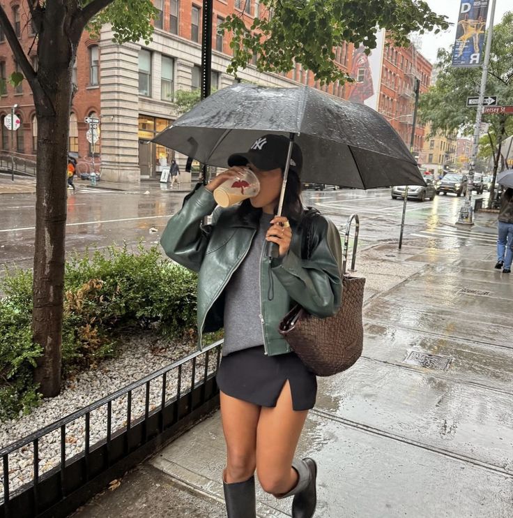 Rainy Fall Day Outfit, Fall Day Outfit, Rainy Spring Outfit, Aesthetic Rainy Day, Rainy Fall Day, Bandana Cap, Amsterdam Outfit, Boston Outfits, Yankee Hat