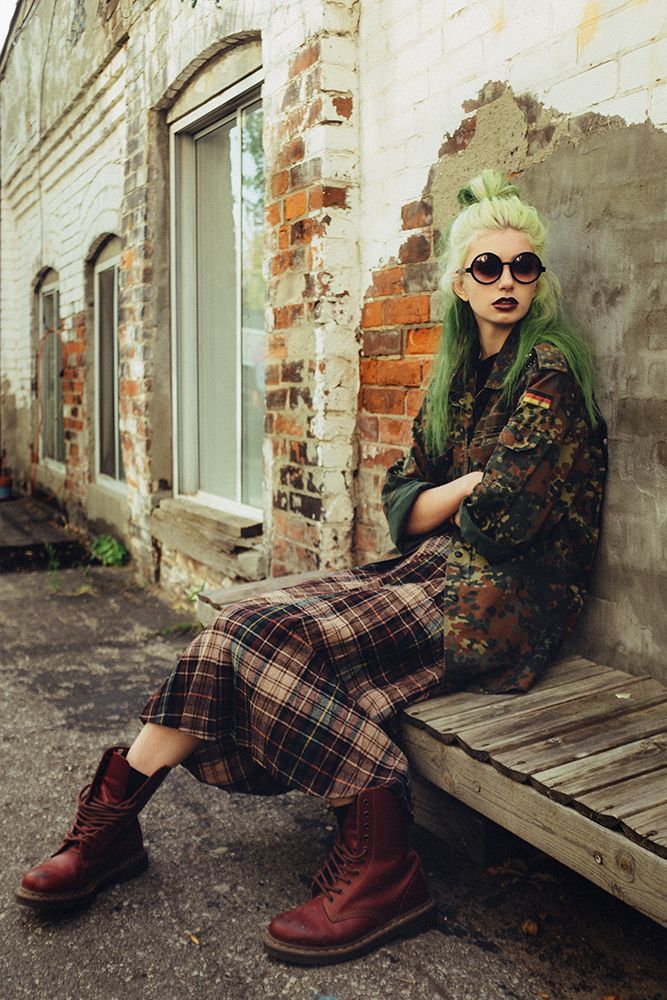 Dr Martens, Tartan Maxi Skirt Fashion Guys, Grunge Boots, Estilo Hipster, Look Grunge, Mode Hippie, Outfits 90s, 90s Fashion Grunge, Estilo Hippie, Denim Crop Top