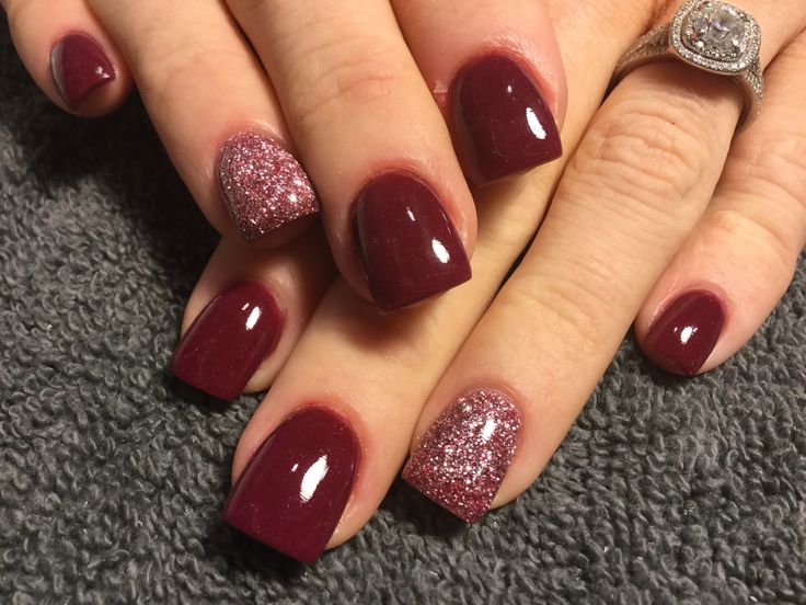 Thanksgiving Nails Maroon, Autumn Nails 2023 Trends Gel, Nail Color To Go With Burgundy Dress, Burgundy Dip Powder Nails Design, Fall Powder Dip Nail Ideas 2023, Fall Nails Burgundy Gold, February Gel Nails, Burgundy Fall Nails 2024, Maroon Shimmer Nails