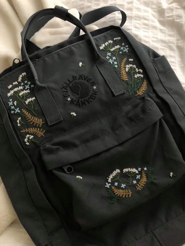 Black Backpack Embroidery, Embroidered Backpack Ideas, Customized Backpack Ideas, Embroidery On Bags Ideas, Embroidered Backpack Diy, Kanken Embroidery Diy, Embroidered Backpack Jansport, Backpack Embroidery Jansport, Kanken Embroidery Ideas