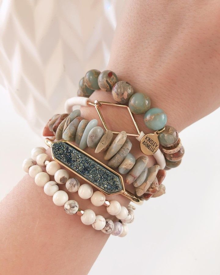 Memory Wire Wrap Bracelets, Wire Wrapped Stone Jewelry, Beautiful Beaded Jewelry, Boho Chic Bracelets, Jewelry Hanger, Diy Bracelet Designs, Boho Chic Jewelry, Beaded Jewelry Tutorials, Handmade Jewelry Tutorials