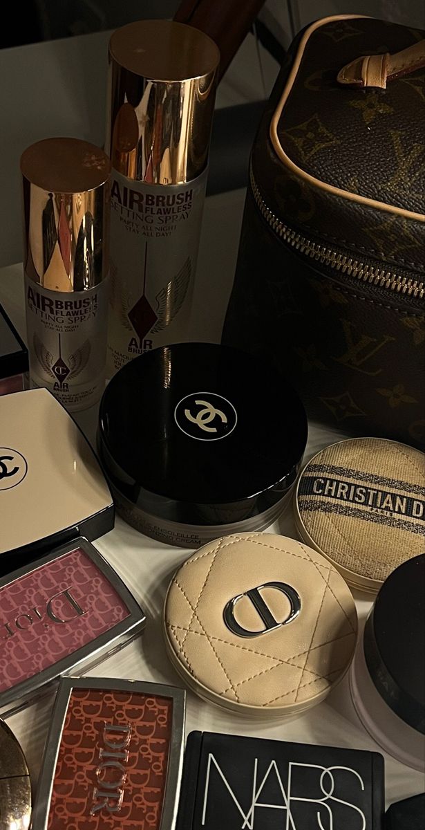 Makeup Bag Essentials, Make Up Inspo, Makeup Obsession, Luxury Makeup, Makeup Items, Old Money Aesthetic, Makeup Essentials, Aesthetic Makeup, Makeup Collection