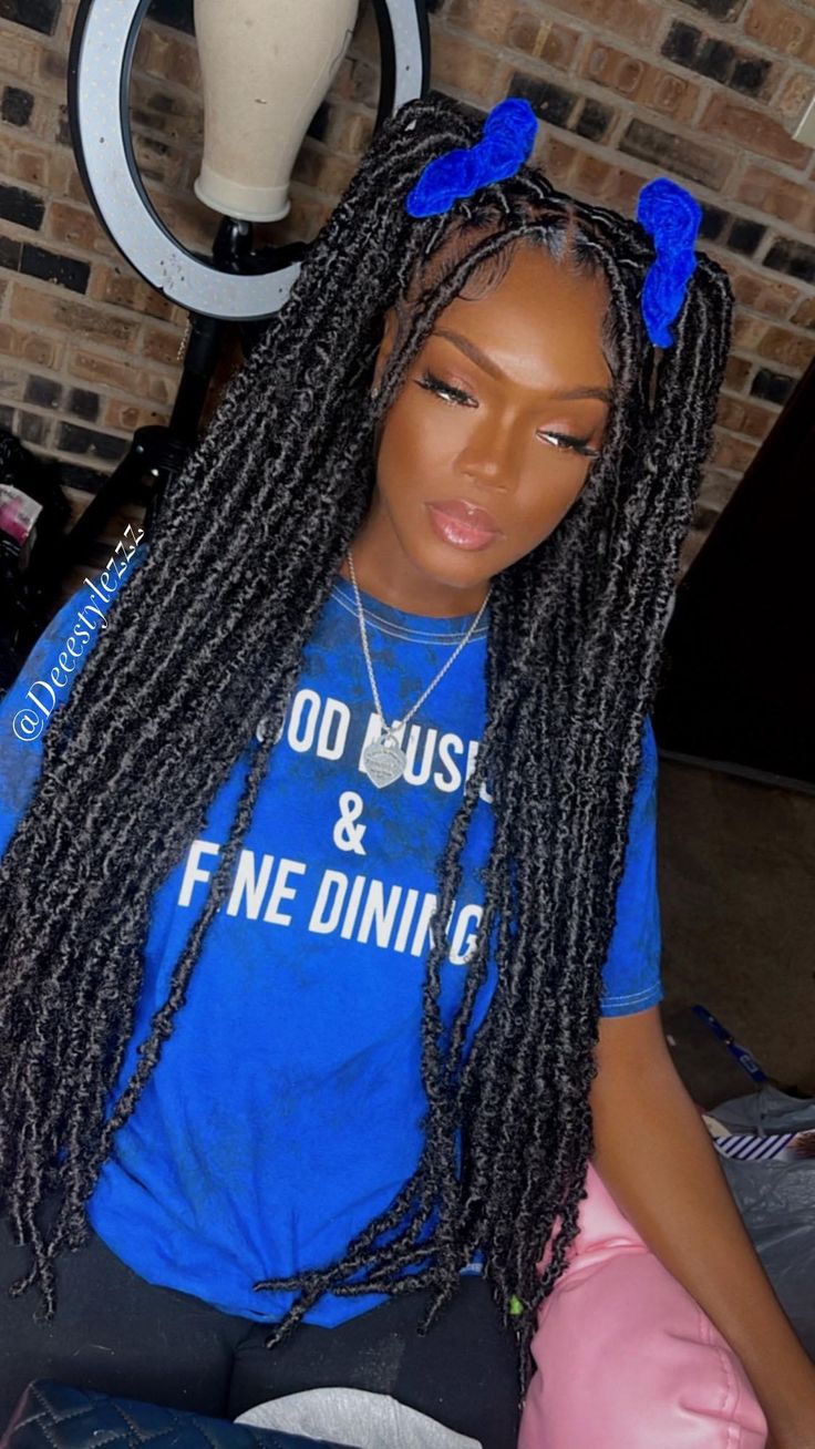 Cute Fox Locs Hairstyles, Cute Styles To Do With Soft Locs, Hair Styles Soft Locs, Soft Locks Hairstyles Long, Lock Twist Hairstyles, Hair Styles For Soft Locks, Long Soft Locs Hairstyles, Fox Locs Hairstyles, Locs Styles Short