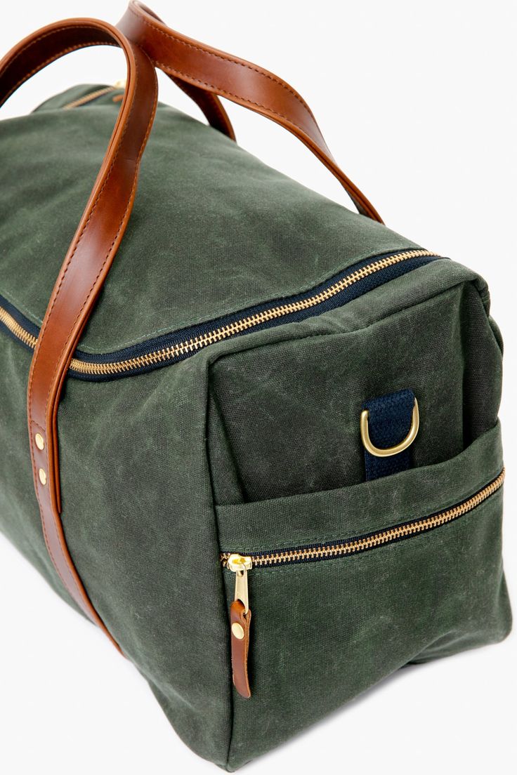 Hudson Sutler is an American made lifestyle brand that designs superior quality, classically inspired, and customizable bags, backpacks and accessories for everyday carry.The Heritage Commuter Duffel will be your new day-to-day go-to with shoe compartments to keep them separate from your clean clothes and a padded laptop sleeve. Perfect for traveling with your essentials! Padded LaptopÂ sleeve Internal, separated shoe compartment Rolling luggage strap 18 oz hard wearing, water resistant canvas e Classic Waxed Canvas Laptop Bag For Everyday, Classic Everyday Waxed Canvas Laptop Bag, Classic Waxed Canvas Weekender Bag For Everyday Use, Functional Travel Backpack With Waxed Finish, Classic Everyday Coated Canvas Backpack, Casual Duffle Bag With Zipper Pocket For Weekend Trips, Classic Waxed Canvas Travel Bag For Everyday Use, Classic Everyday Waxed Canvas Travel Bag, Classic Everyday Waxed Duffle Bag