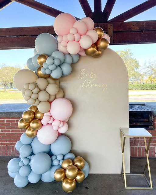 balloons are arranged in the shape of an arch