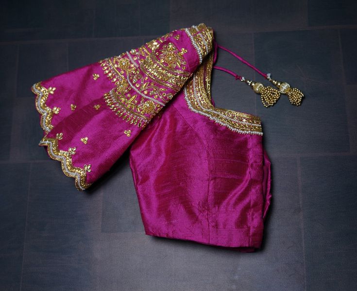 ❥ Handmade Designer stitched blouse ; Can be used for sarees / Lehengas. ❥ PreOrder , Price mentioned is for Size 36-40 ❀❀ Return / Exchange Policy :  ※ No Return/ No Exchange / No Cancellation! ※We need proof of video while package is opening for considering any case of missing or damaged products ;  ※ We can not accept any returns , if video at the time of package opening is not provided by the client . ღ ღ Please be courteous and don't ask for negotiation on prices ! We define prices based on Pink Blouse Work, Blouse Silk Saree, Cocktail Blouse, Paithani Blouse, Banarasi Blouse, Saree Paithani, Indian Blouse Designs, Hot Pink Blouses, Maggam Work Blouse