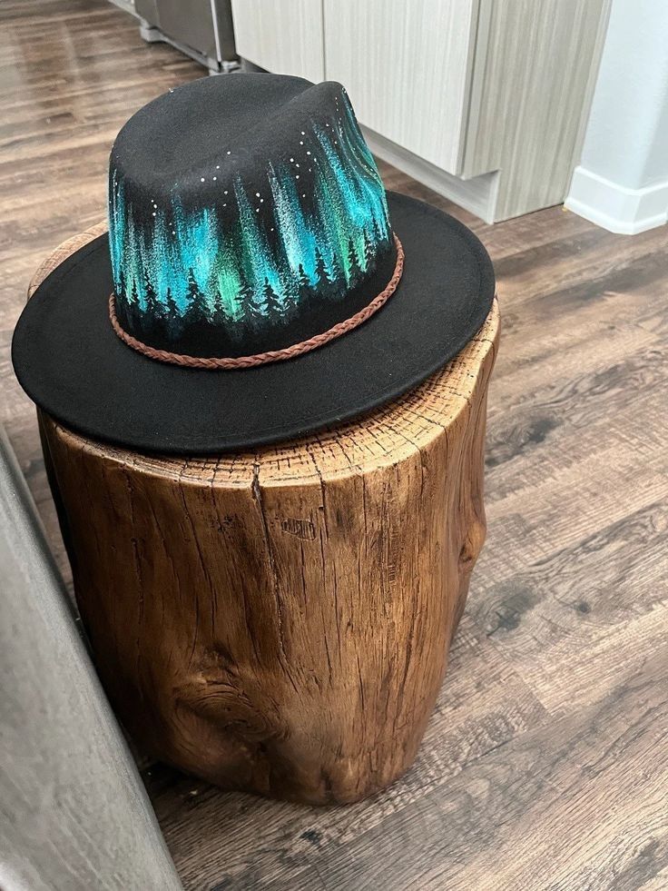 Hipster Hat Outfit, Painting Felt Hats, Burned Fedora Hat, Painted Fedora Hat, Custom Fedora Hat Ideas, Painted Hats Diy, Custom Felt Hats For Women, Custom Hats For Women, Painted Hats For Women